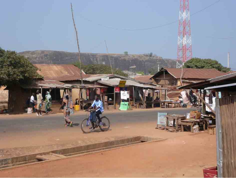 « Parmi les activités du secteur informel, l’essence frelatée vient en tête parce que la commune  n’a pas de station d’essence »,  entretien avec Comlan Fagbemon, maire de la commune de Bantè au Bénin